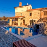 1673863679 vrbnik okolica kamena kuca s bazenom prodaja 01