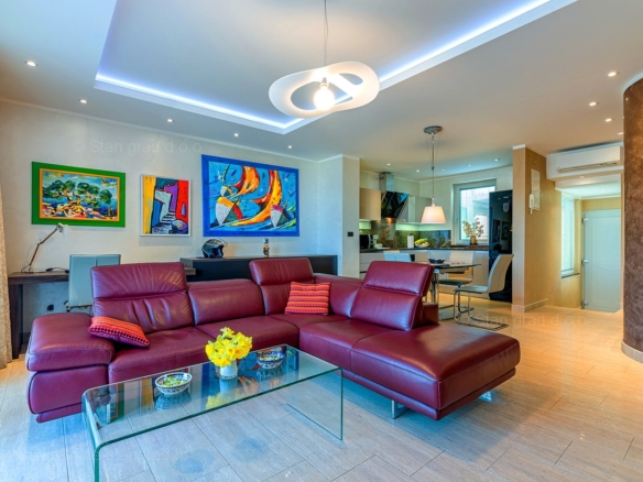 1690959822 moderan trosobni stan s pogledom na more01