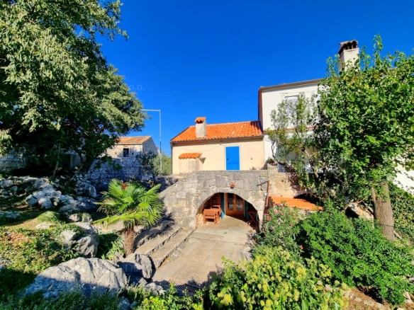 1695978730 krk okolica kamena kuca prodaja 50