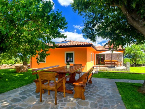 1701428400 krk okolica kuca sa velikom okucnicom i bazenom26