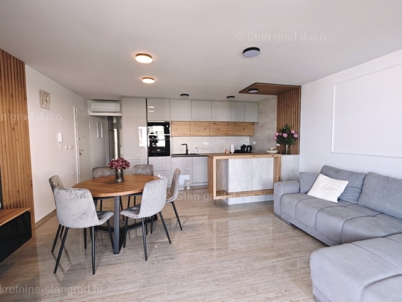 1725617073 malinska moderan stan s bazenom i pogledom na more prodaja 06