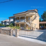 1728911026 malinska dvojna kuca na mirnoj lokaciji prodaja 01