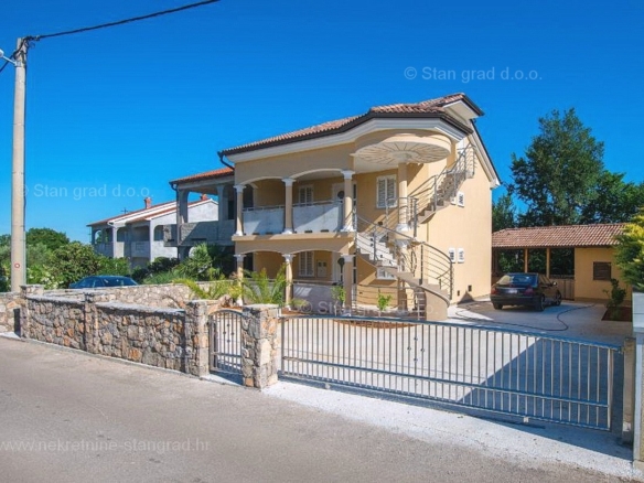 1728911026 malinska dvojna kuca na mirnoj lokaciji prodaja 01