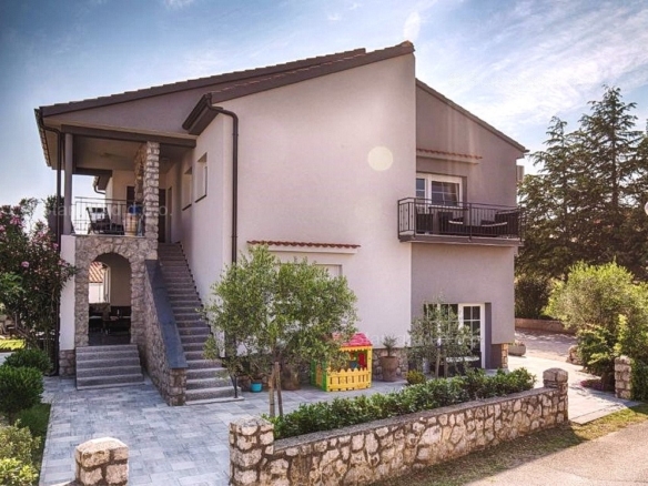 1729856656 krk namjestena kuca s apartmanima blizu centra prodaja 01