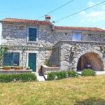 1733732271 malinska okolica renovirana kamena kuca s bazenom prodaja 43