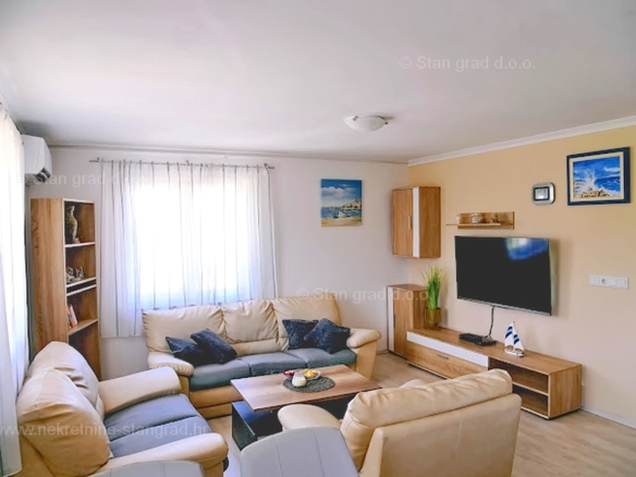 1738063718 dobrinj okolica samostojeca kuca s dva stana i bazenom prodaja 04