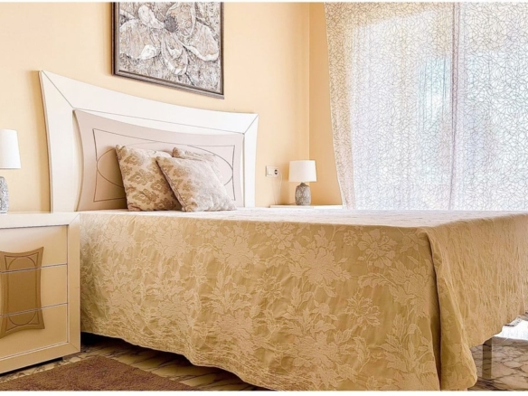 1 7980e48d732b6fc85c14b43b94d2aa54 1379