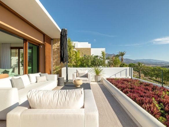 1 7980e48d732b6fc85c14b43b94d2aa54 2210