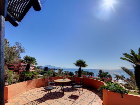 1 7980e48d732b6fc85c14b43b94d2aa54 2370