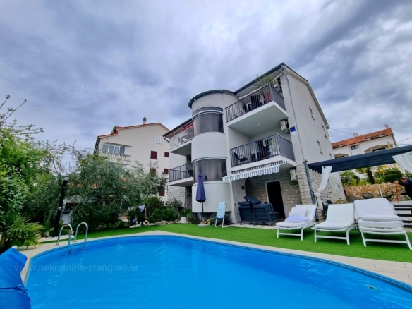 1682406545 malinska apartmanska kuca s pogledom i bazenima prodaja47