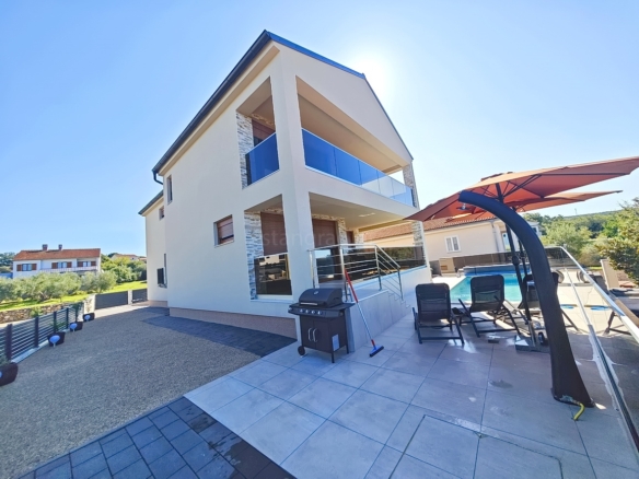 1756991374 malinska suvremena vila s bazenom na mirnoj lokaciji prodaja 04