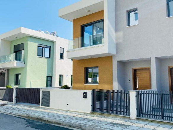 Cozy Resale Townhouse 13