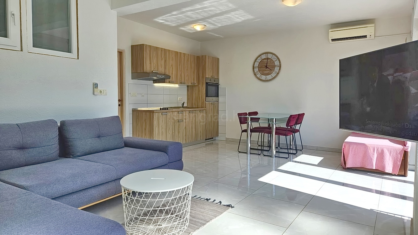 1762357977_crikvenica_kompletno_namjesten_apartman_s_krovnom_terasom_i_pogledom_prodaj
