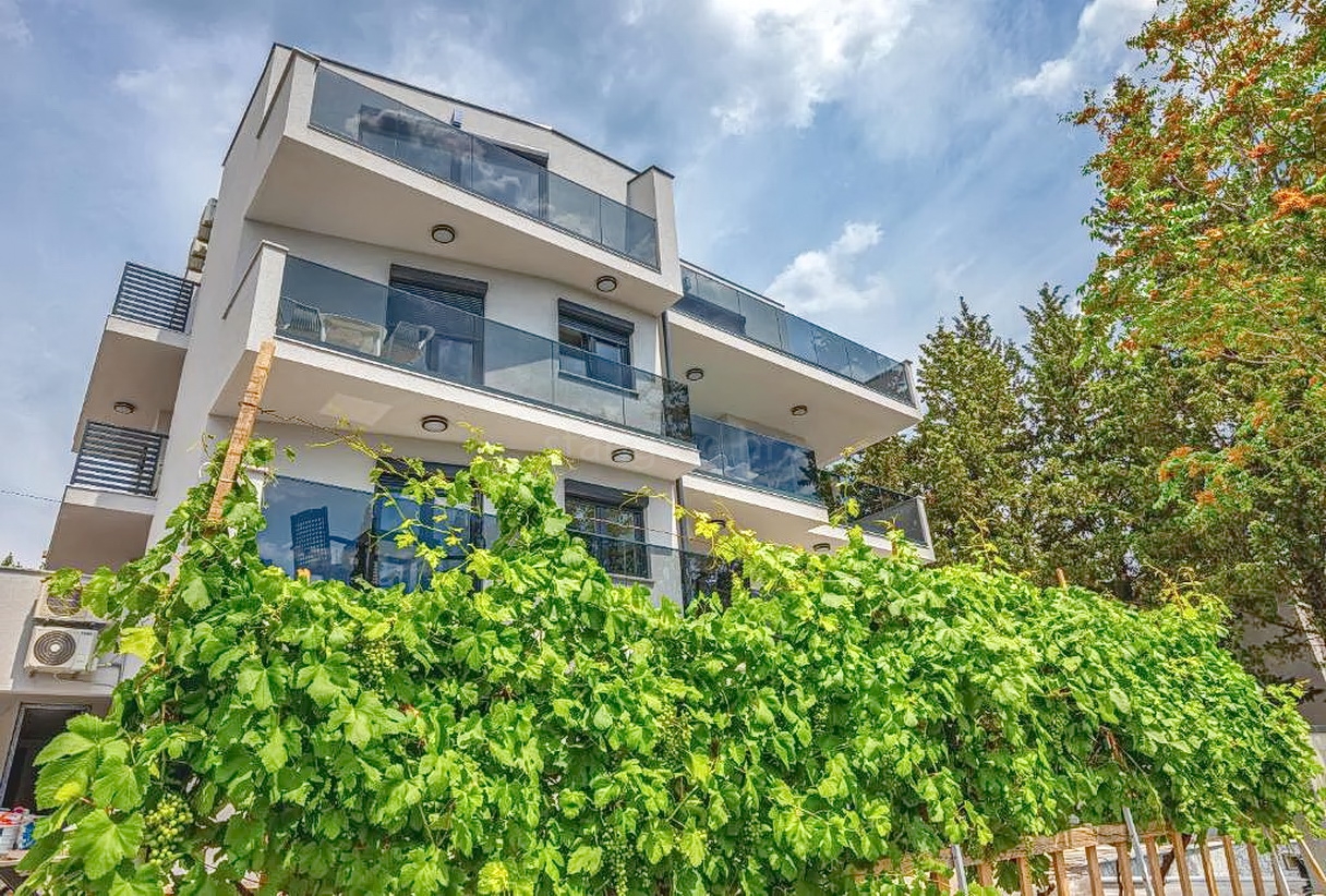 1765463638_crikvenica_vila_s_osam_stambenih_jedinica_na_odlicnoj_lokaciji_prodaja_60