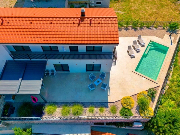 1696500457 vrbnik moderna dvojna kuca s bazenom 01