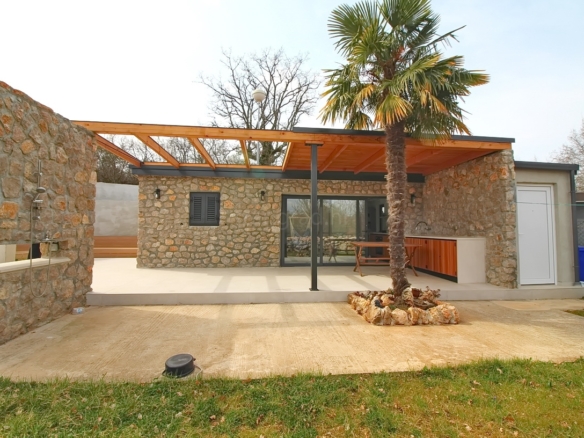 1764230131 malinska samostojeca prizemnica s okucnicom na mirnoj lokaciji prodaja 03